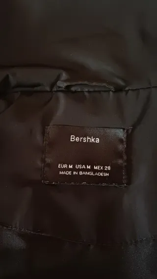 Cazadora plumífero Bershka negra
