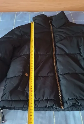 Cazadora plumífero Bershka negra