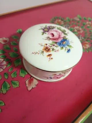 Bombonera, joyero o polvera floral