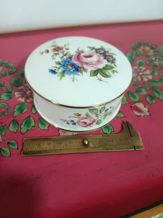 Bombonera, joyero o polvera floral