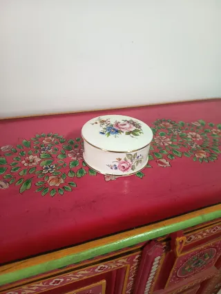 Bombonera, joyero o polvera floral