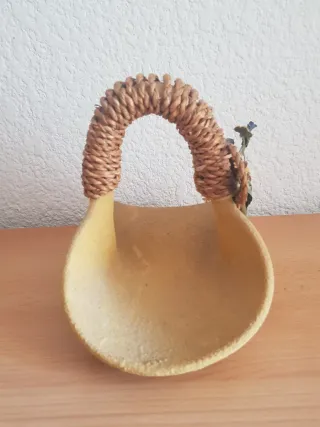 Cestita decorativa cerámica y mimbre