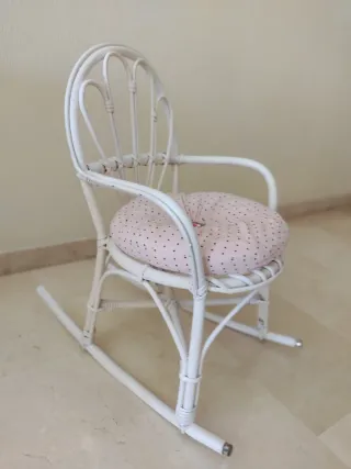 Mecedora infantil mimbre blanco cojín rosa