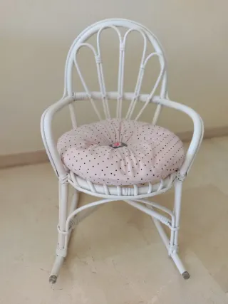 Mecedora infantil mimbre blanco cojín rosa