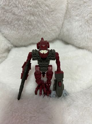 Juguete de plástico rojo y gris