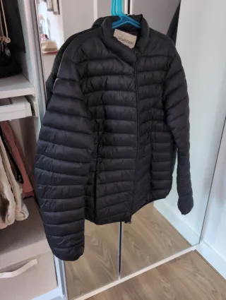 Chaqueta Qomanai Plumas sintética Negra