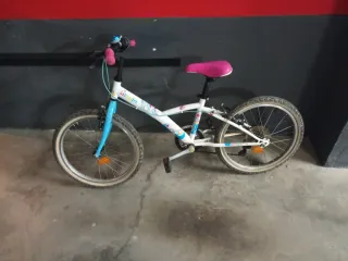 Bicicleta infantil Btwin blanca y azul de 24"
