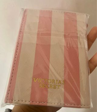Porta passaporto Victoria's Secret a righe rosa
