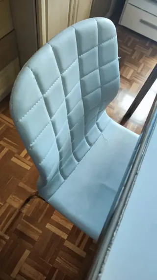 Mesa de cocina/comedor y 4 sillas