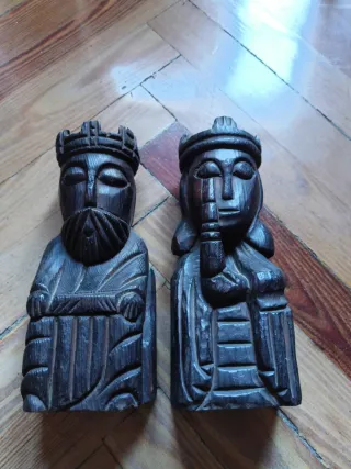 Apoyalibros de madera tallada