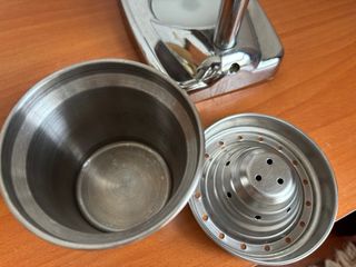 Exprimidor manual de metal plateado