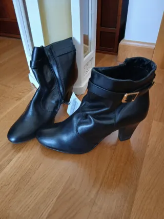Botines negros tacón hebilla