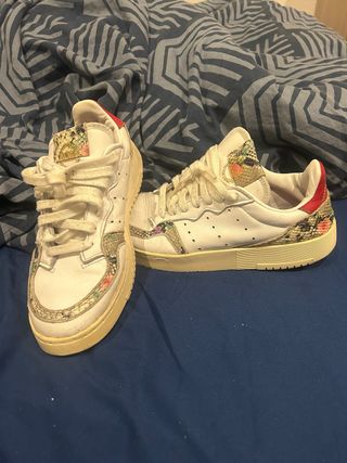 Zapatillas Adidas Blancas con Detalles Serpiente