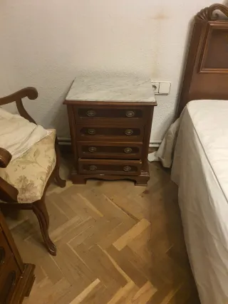 Cómoda de madera con espejo y mármol.2 mesitas de