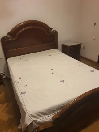 Cómoda de madera con espejo y mármol.2 mesitas de