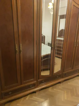 Cómoda de madera con espejo y mármol.2 mesitas de