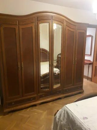 Cómoda de madera con espejo y mármol.2 mesitas de