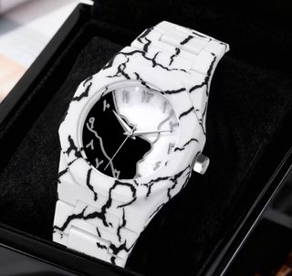 Reloj blanco con diseño de mármol