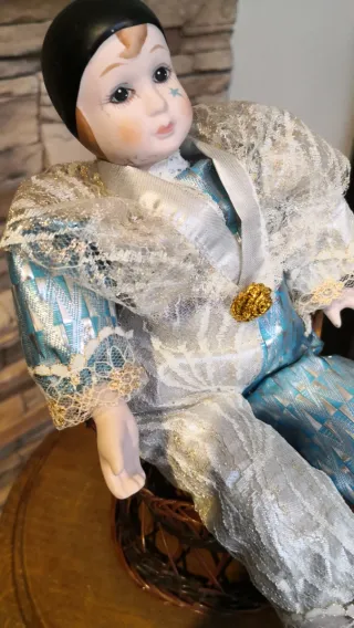 Muñeco de porcelana con silla de mimbre