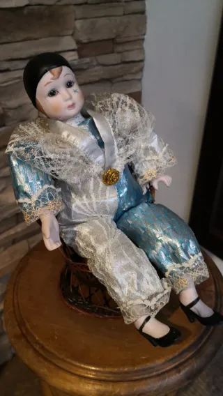 Muñeco de porcelana con silla de mimbre