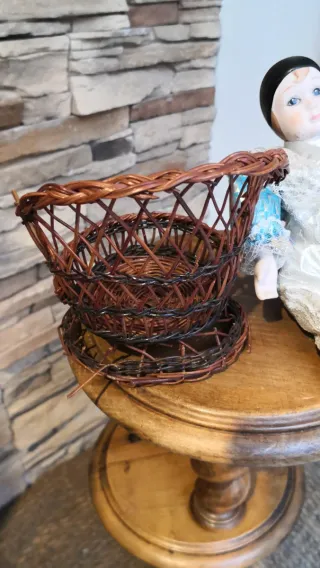 Muñeco de porcelana con silla de mimbre