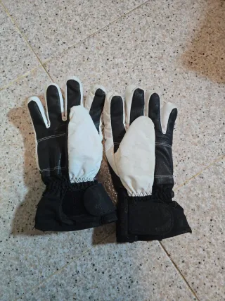 Guantes de esquí negros y blancos