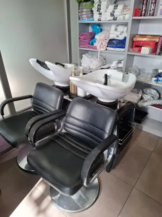 3 tocadores- espejos, 1 lavacabezas y mueble recep