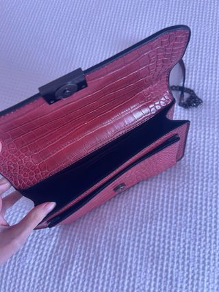 Bolso granate con cadena