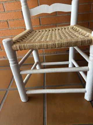 Silla de madera con asiento de yute
