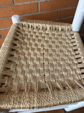 Silla de madera con asiento de yute