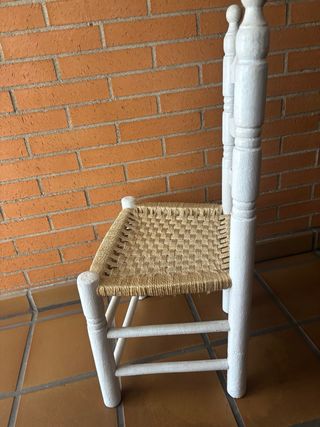Silla de madera con asiento de yute