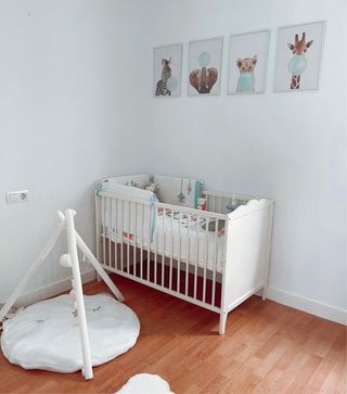Cuna de bebé blanca