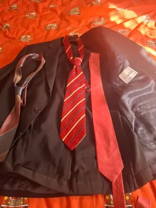 Traje de hombre negro,con tres corbatas