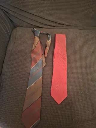 Traje de hombre negro,con tres corbatas