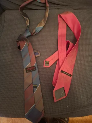 Traje de hombre negro,con tres corbatas