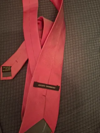 Traje de hombre negro,con tres corbatas