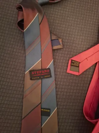 Traje de hombre negro,con tres corbatas