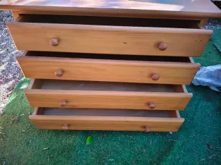 Cómoda de madera de pino