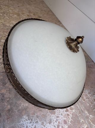 Lámpara de metal y cristal dorada