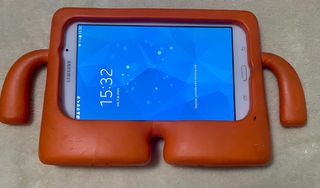 Samsung Galaxy Tab 4 Blanca con carcasa naranja