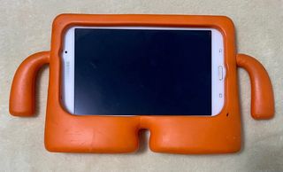 Samsung Galaxy Tab 4 Blanca con carcasa naranja