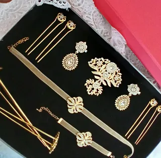 Aderezo de fallera a estrenar oro