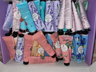 Set de 10 Cremas de Manos OMYAYA y 2 de regalo.