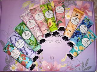 Set de 10 Cremas de Manos OMYAYA y 2 de regalo.