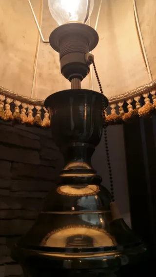 Lámpara de pie dorada y beige