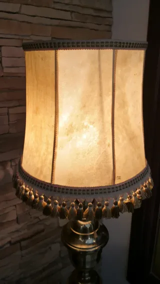 Lámpara de pie dorada y beige