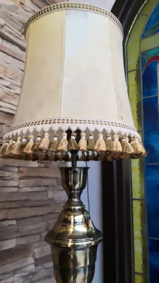 Lámpara de pie dorada y beige