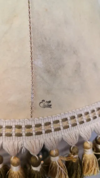 Lámpara de pie dorada y beige