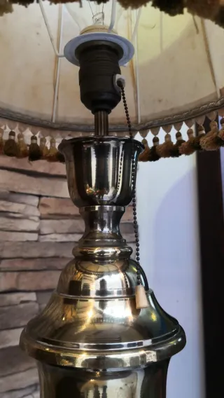 Lámpara de pie dorada y beige