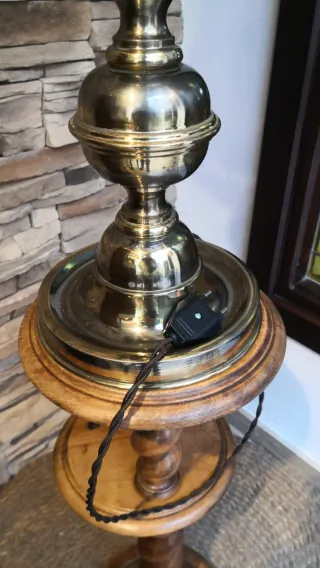 Lámpara de pie dorada y beige